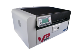 Obraz Drukarka etykiet VIP COLOR VP600 z zewnętrznym odwijakiem, głowicą drukującą i zestawem atramentów